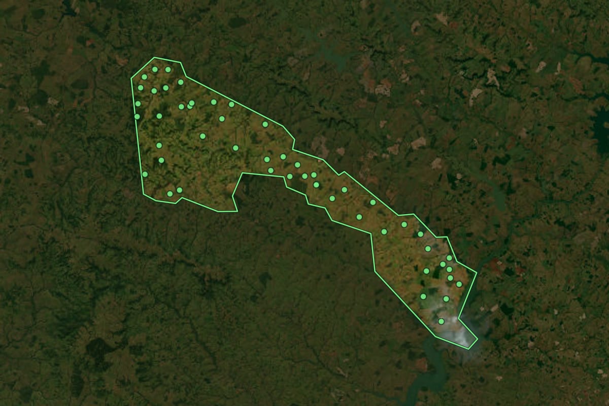 Imagem de satélite de Itajá (GO), com o contorno do município e a posição dos imóveis desta página.