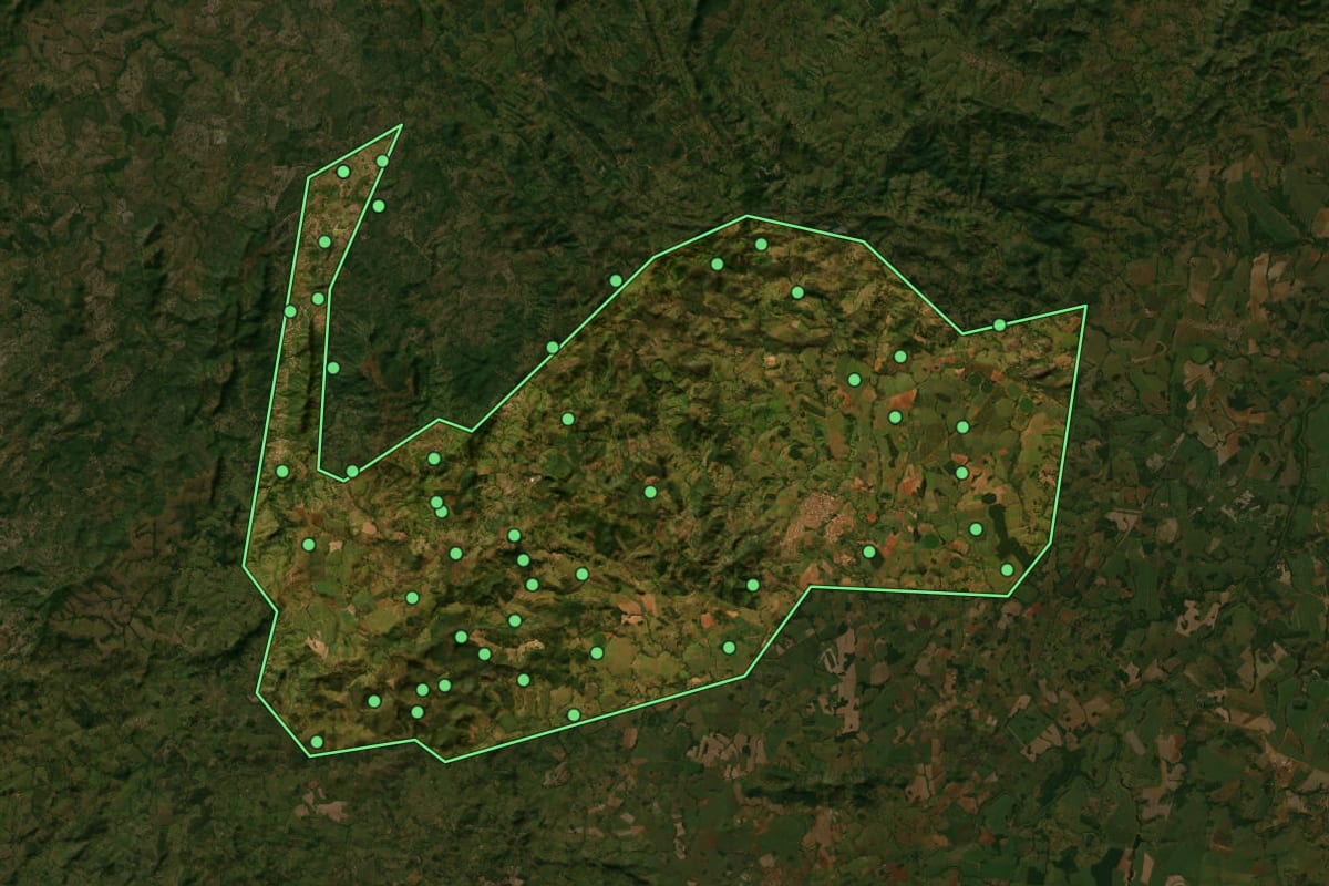 Imagem de satélite de Itapaci (GO), com o contorno do município e a posição dos imóveis desta página.