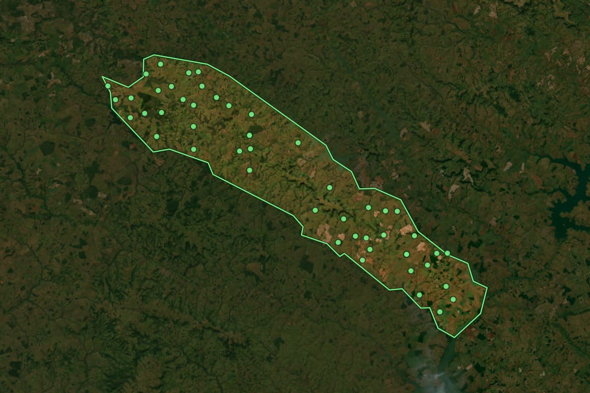 Imagem de satélite de Itarumã (GO), com o contorno do município e a posição dos imóveis desta página.