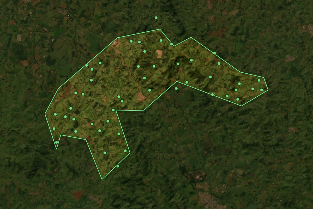 Imagem de satélite de Itauçu (GO), com o contorno do município e a posição dos imóveis desta página.