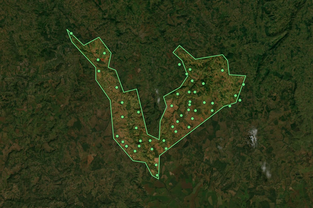 Imagem de satélite de Ivolândia (GO), com o contorno do município e a posição dos imóveis desta página.