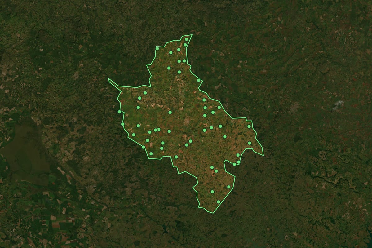 Imagem de satélite de Jataí (GO), com o contorno do município e a posição dos imóveis desta página.