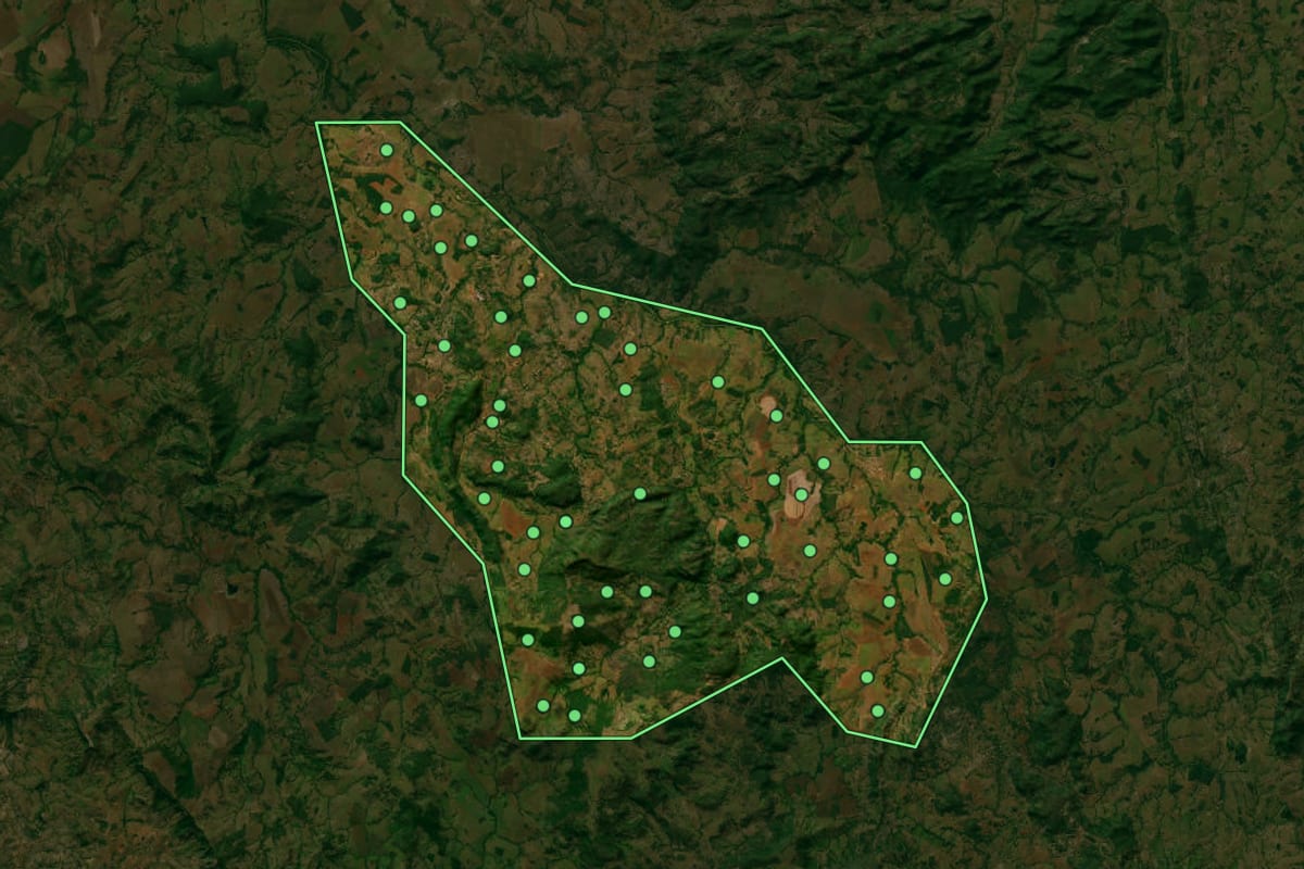 Imagem de satélite de Jaupaci (GO), com o contorno do município e a posição dos imóveis desta página.
