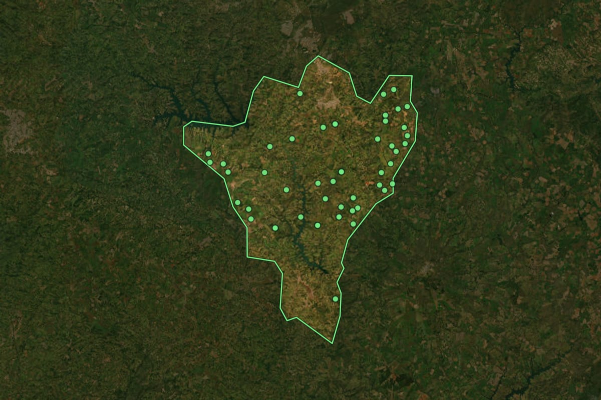 Imagem de satélite de Luziânia (GO), com o contorno do município e a posição dos imóveis desta página.