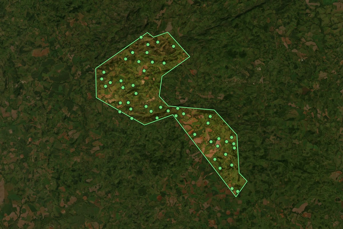 Imagem de satélite de Mairipotaba (GO), com o contorno do município e a posição dos imóveis desta página.