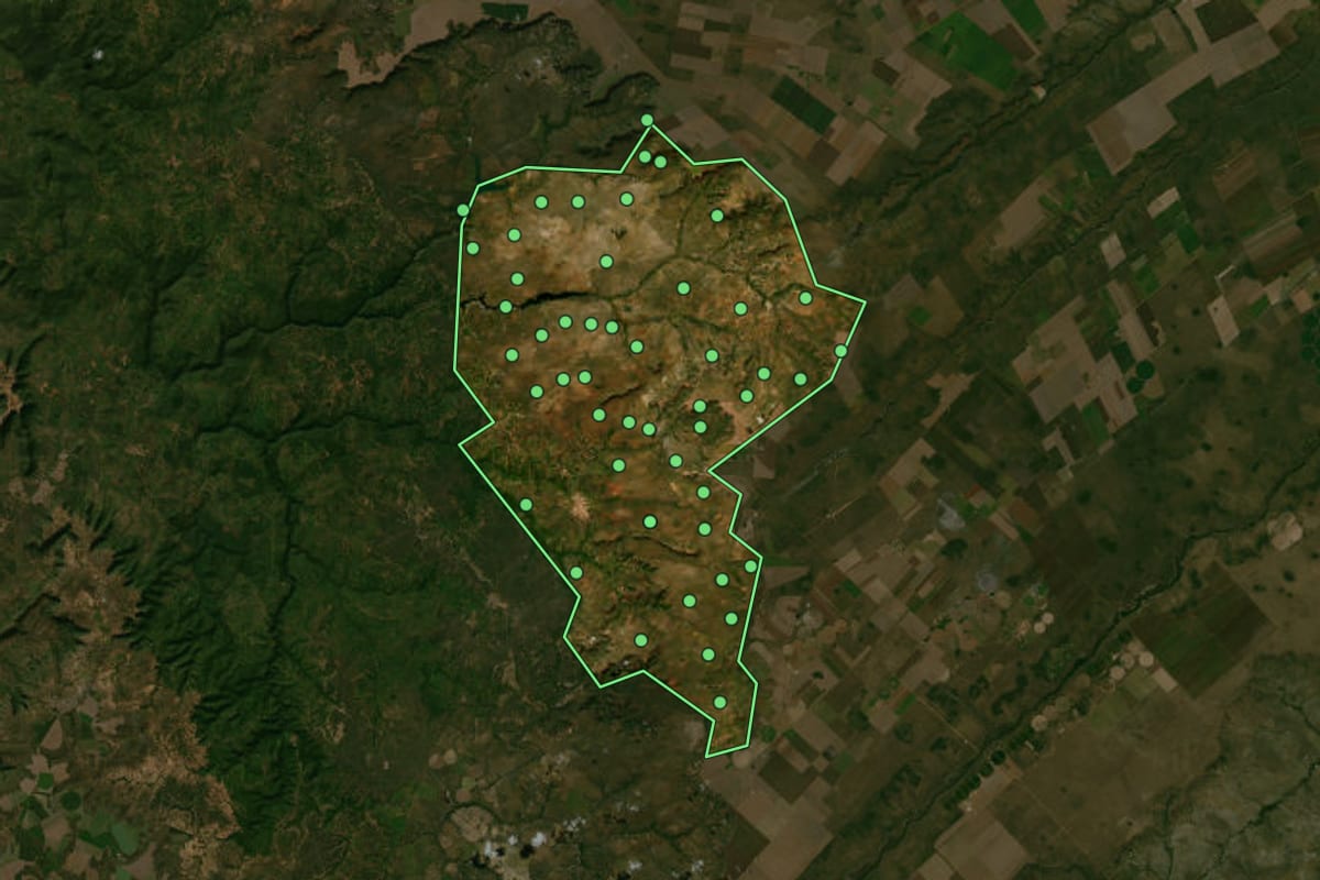 Imagem de satélite de Mambaí (GO), com o contorno do município e a posição dos imóveis desta página.
