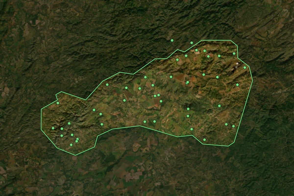 Imagem de satélite de Mimoso de Goiás (GO), com o contorno do município e a posição dos imóveis desta página.