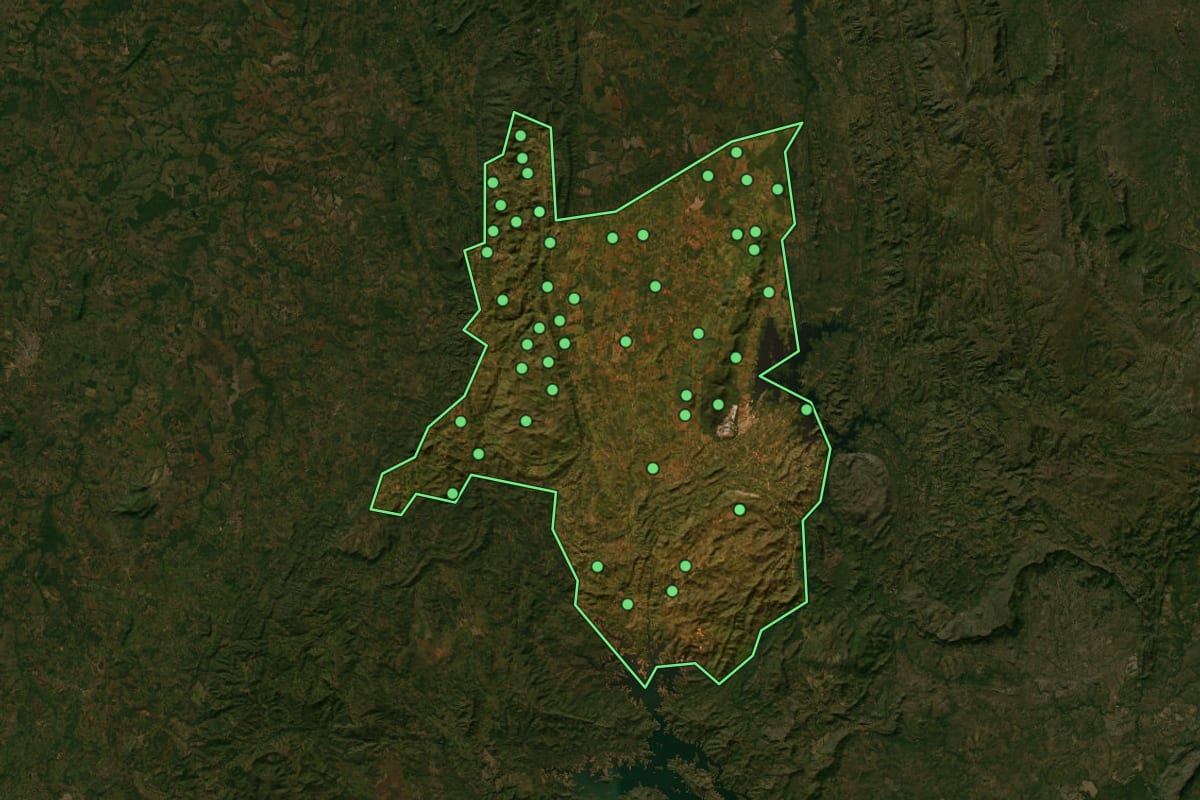 Imagem de satélite de Minaçu (GO), com o contorno do município e a posição dos imóveis desta página.
