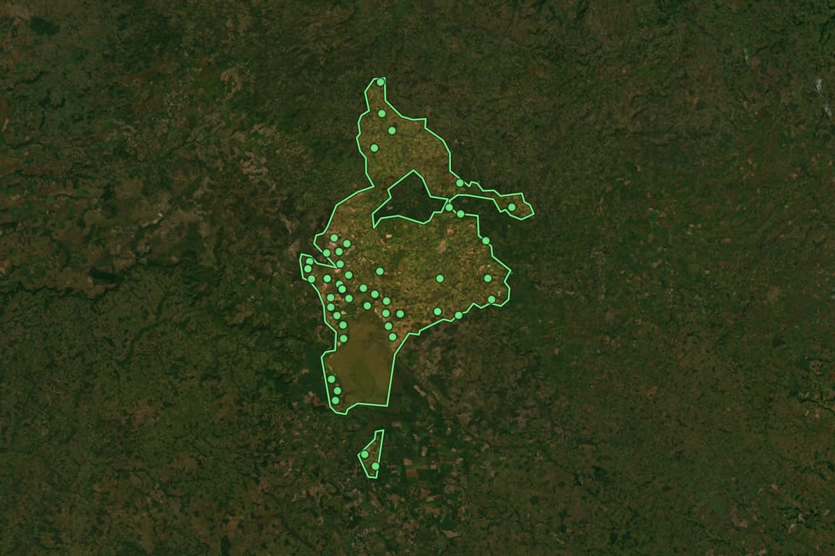 Imagem de satélite de Mineiros (GO), com o contorno do município e a posição dos imóveis desta página.