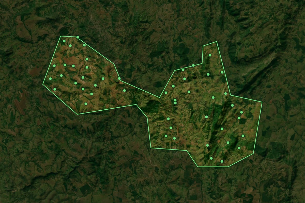 Imagem de satélite de Moiporá (GO), com o contorno do município e a posição dos imóveis desta página.