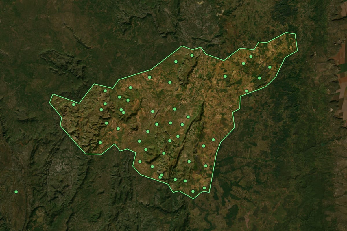 Imagem de satélite de Monte Alegre de Goiás (GO), com o contorno do município e a posição dos imóveis desta página.