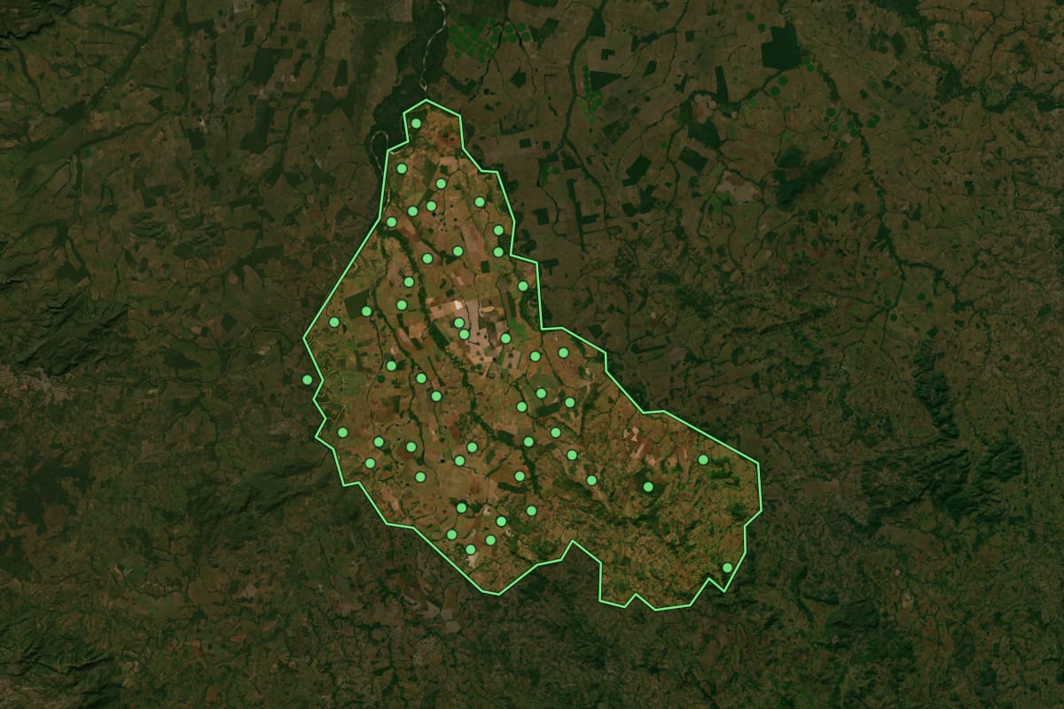 Imagem de satélite de Montes Claros de Goiás (GO), com o contorno do município e a posição dos imóveis desta página.
