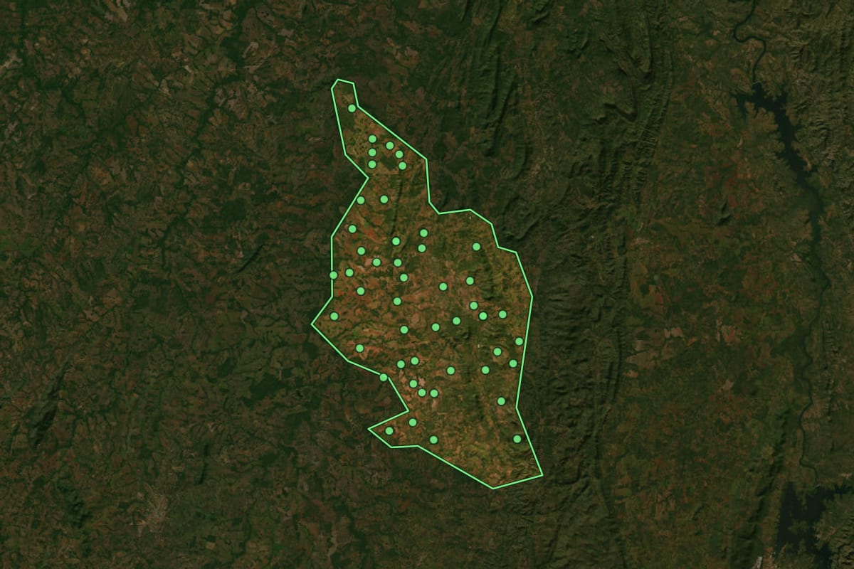 Imagem de satélite de Montividiu do Norte (GO), com o contorno do município e a posição dos imóveis desta página.