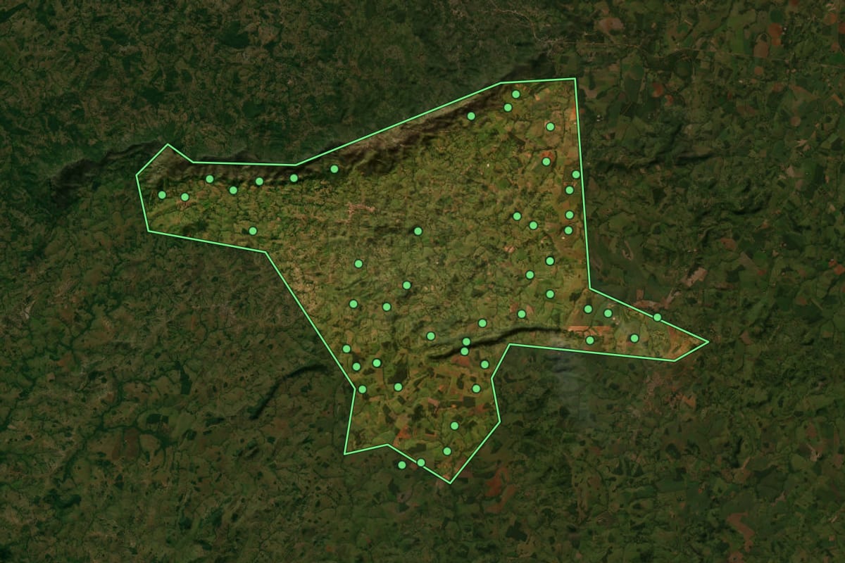 Imagem de satélite de Mossâmedes (GO), com o contorno do município e a posição dos imóveis desta página.