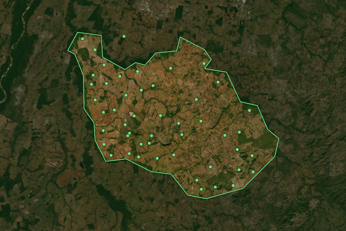 Imagem de satélite de Mozarlândia (GO), com o contorno do município e a posição dos imóveis desta página.