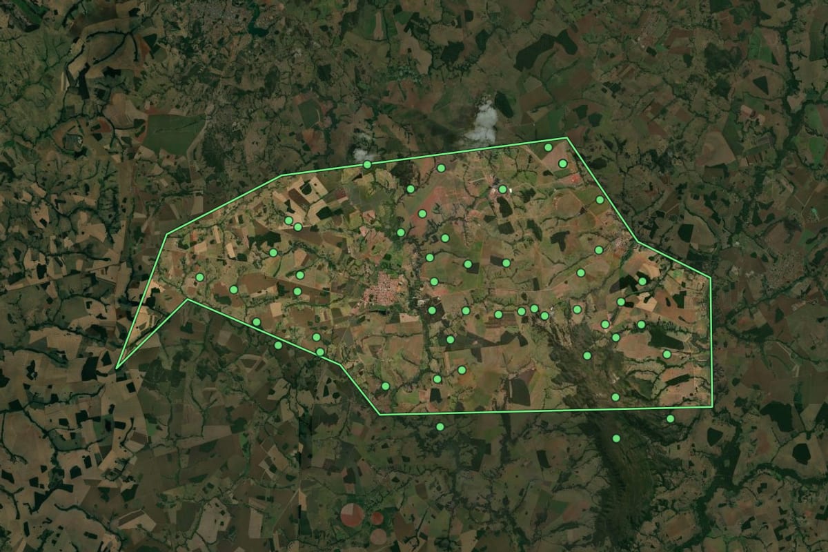 Imagem de satélite de Nazário (GO), com o contorno do município e a posição dos imóveis desta página.