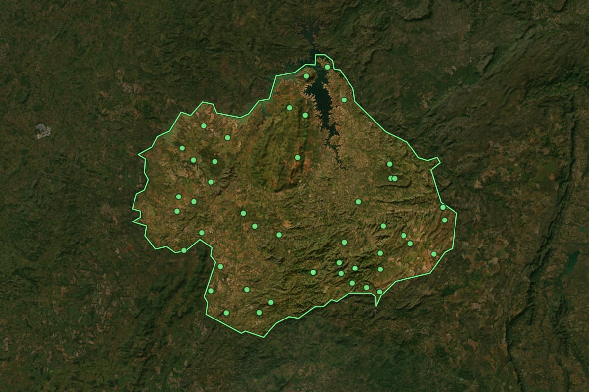 Imagem de satélite de Niquelândia (GO), com o contorno do município e a posição dos imóveis desta página.