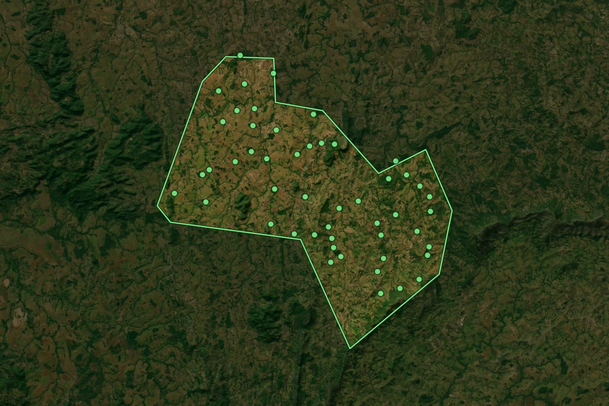 Imagem de satélite de Novo Brasil (GO), com o contorno do município e a posição dos imóveis desta página.