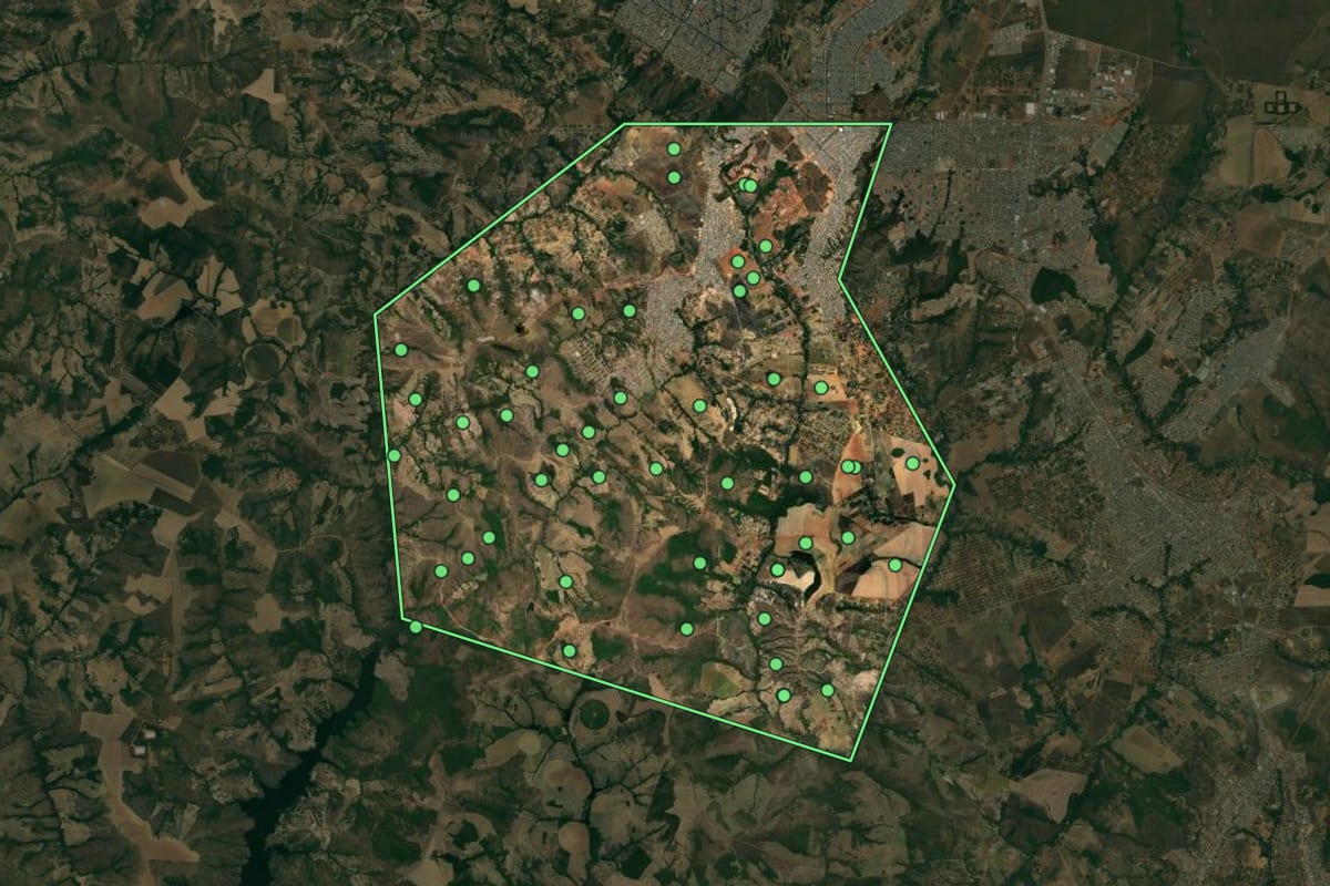 Imagem de satélite de Novo Gama (GO), com o contorno do município e a posição dos imóveis desta página.