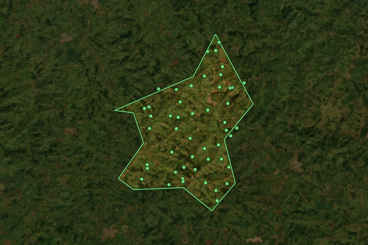 Imagem de satélite de Ouro Verde de Goiás (GO), com o contorno do município e a posição dos imóveis desta página.