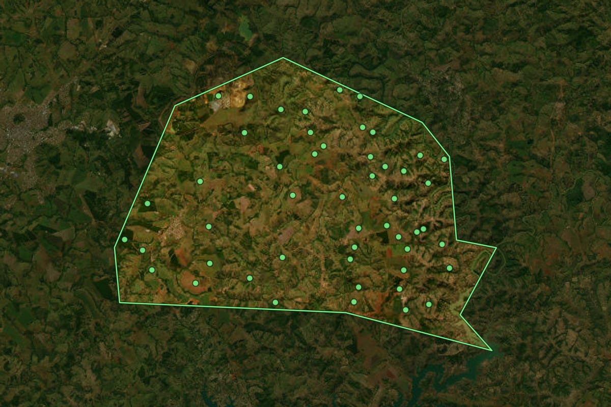 Imagem de satélite de Ouvidor (GO), com o contorno do município e a posição dos imóveis desta página.
