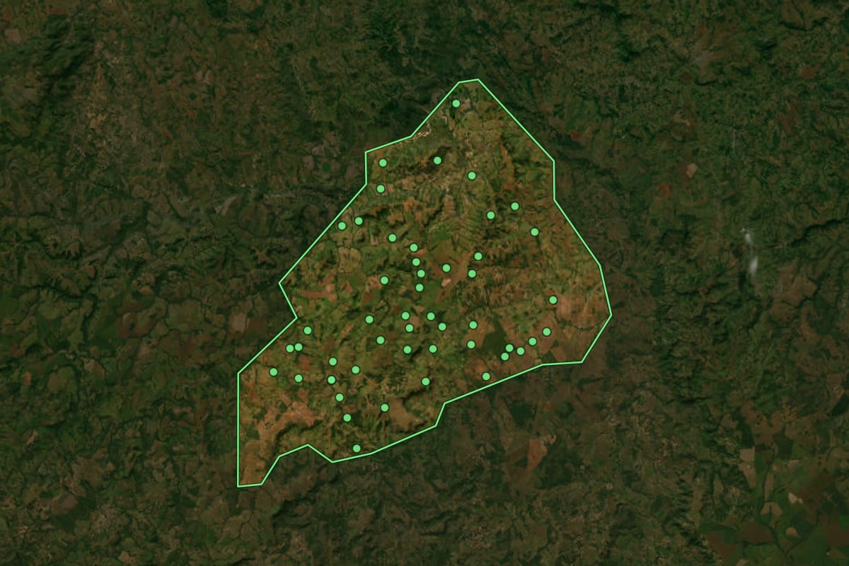 Imagem de satélite de Palestina de Goiás (GO), com o contorno do município e a posição dos imóveis desta página.