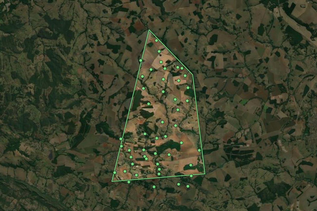Imagem de satélite de Palmelo (GO), com o contorno do município e a posição dos imóveis desta página.