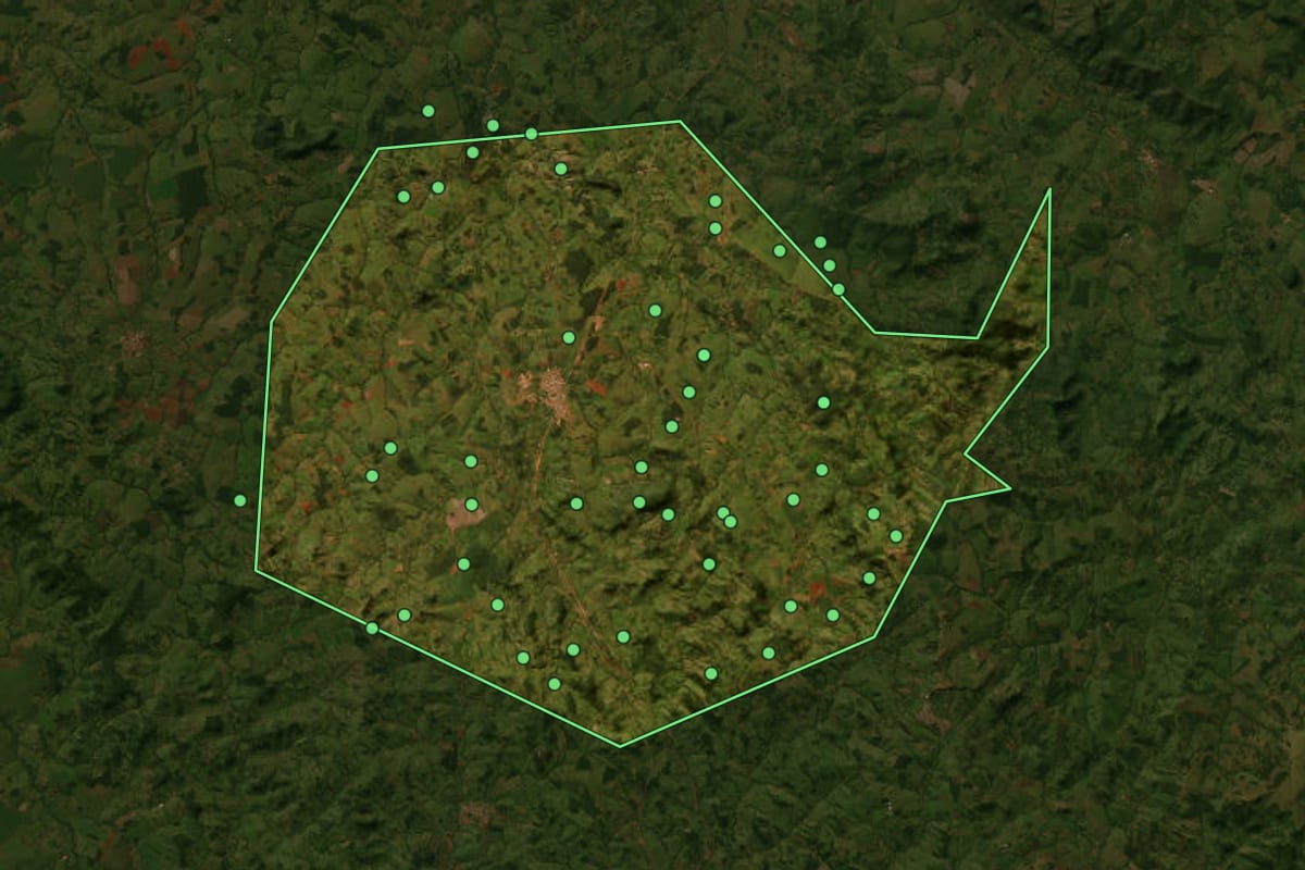 Imagem de satélite de Petrolina de Goiás (GO), com o contorno do município e a posição dos imóveis desta página.
