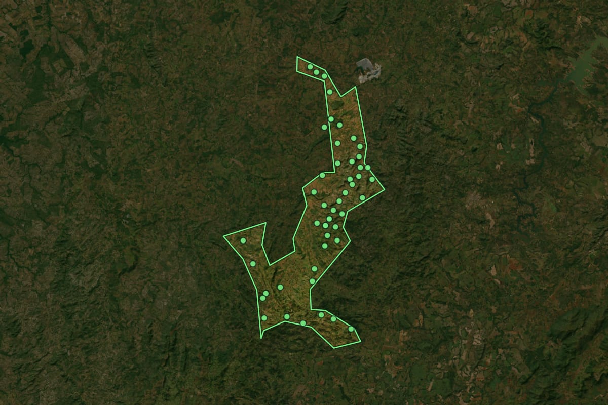 Imagem de satélite de Pilar de Goiás (GO), com o contorno do município e a posição dos imóveis desta página.