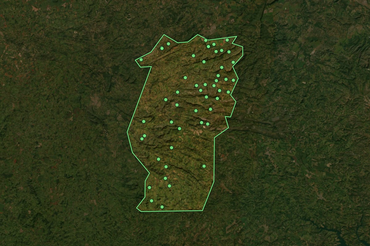 Imagem de satélite de Pirenópolis (GO), com o contorno do município e a posição dos imóveis desta página.