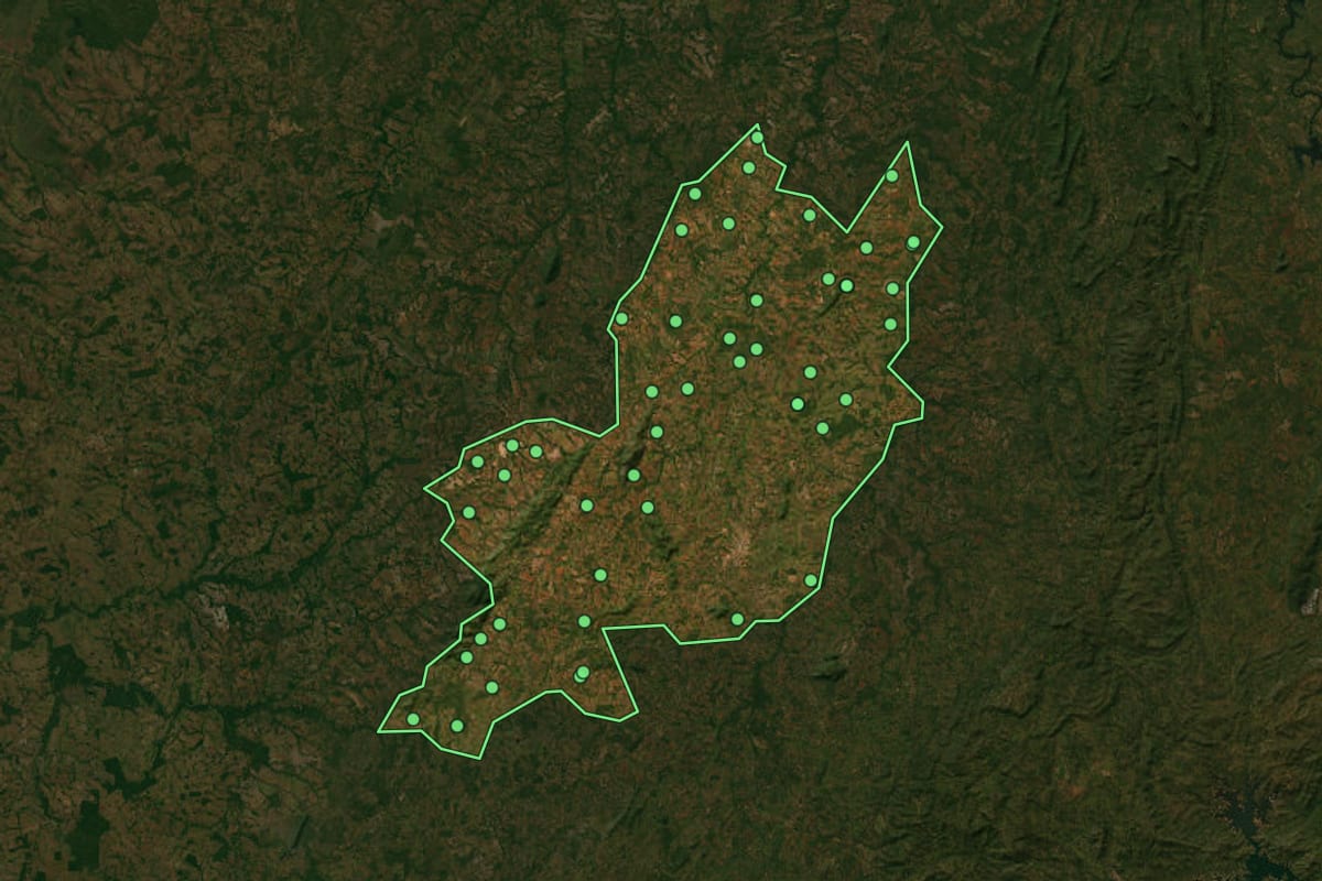 Imagem de satélite de Porangatu (GO), com o contorno do município e a posição dos imóveis desta página.