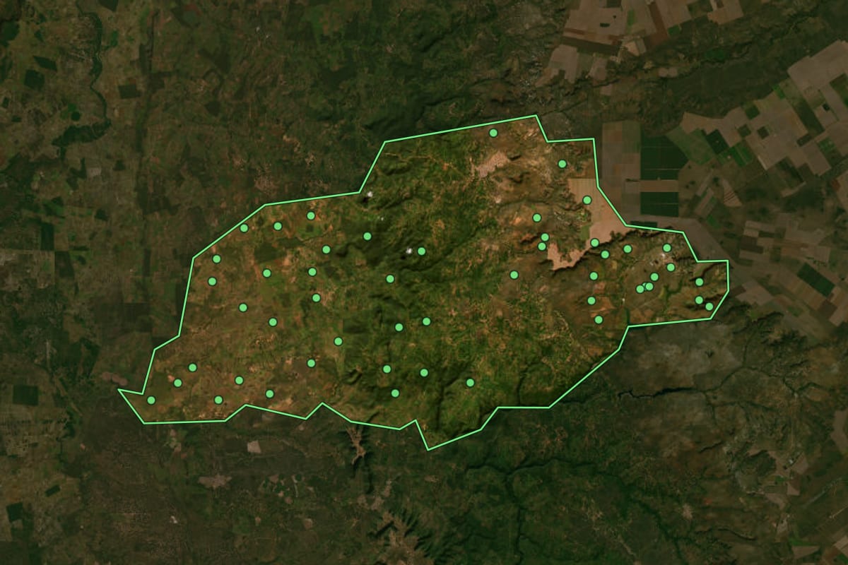 Imagem de satélite de Posse (GO), com o contorno do município e a posição dos imóveis desta página.