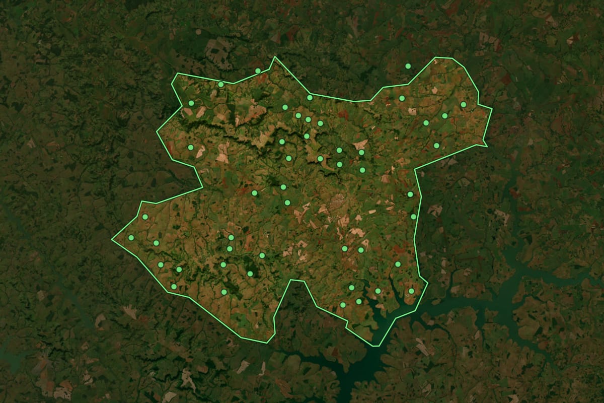 Imagem de satélite de Quirinópolis (GO), com o contorno do município e a posição dos imóveis desta página.