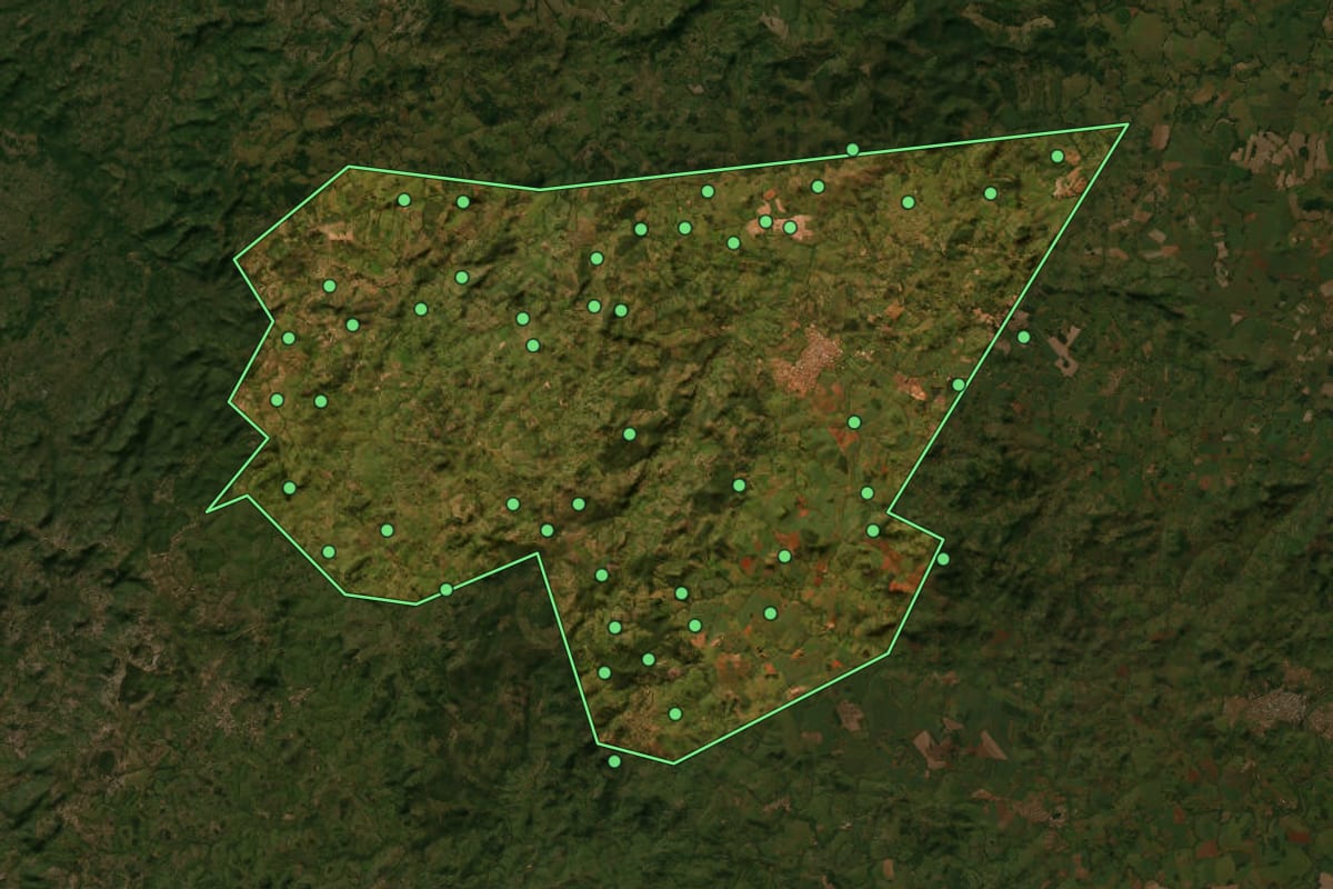 Imagem de satélite de Rubiataba (GO), com o contorno do município e a posição dos imóveis desta página.