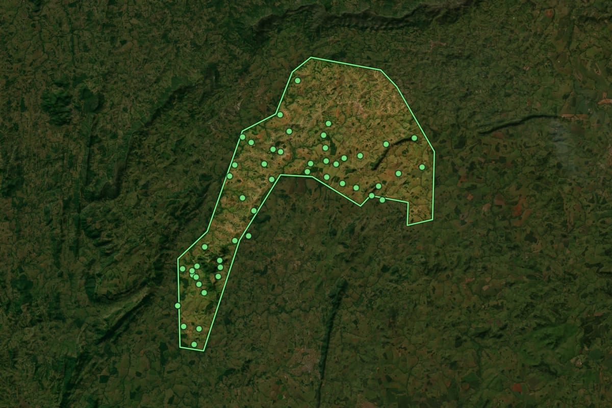 Imagem de satélite de Sanclerlândia (GO), com o contorno do município e a posição dos imóveis desta página.