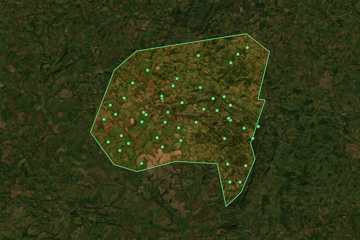 Imagem de satélite de Santa Cruz de Goiás (GO), com o contorno do município e a posição dos imóveis desta página.