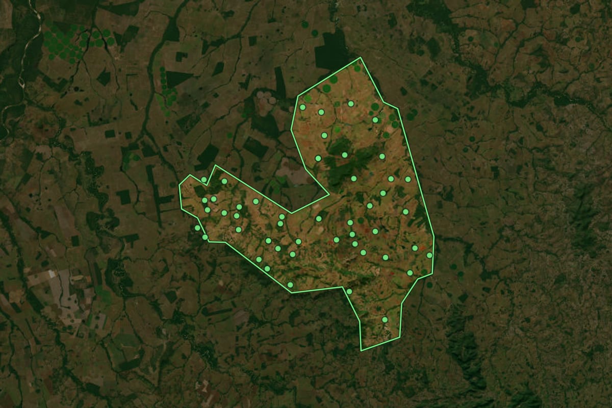 Imagem de satélite de Santa Fé de Goiás (GO), com o contorno do município e a posição dos imóveis desta página.