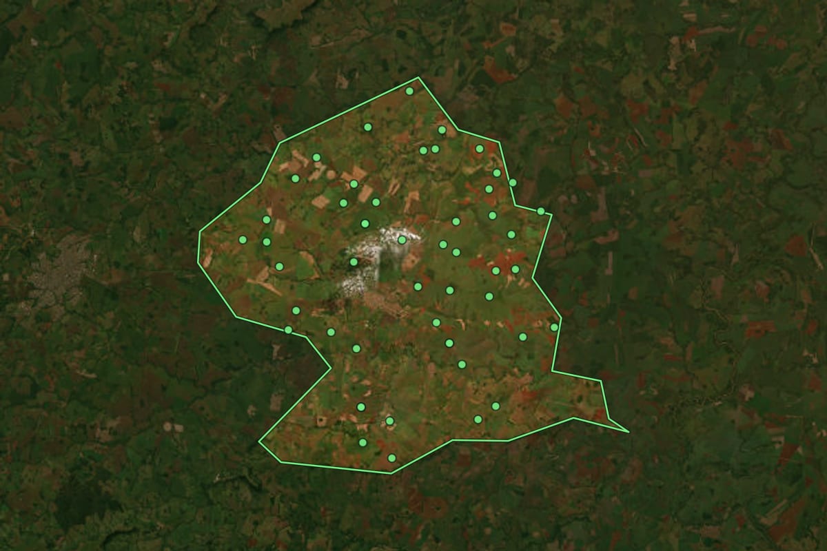 Imagem de satélite de Santa Helena de Goiás (GO), com o contorno do município e a posição dos imóveis desta página.