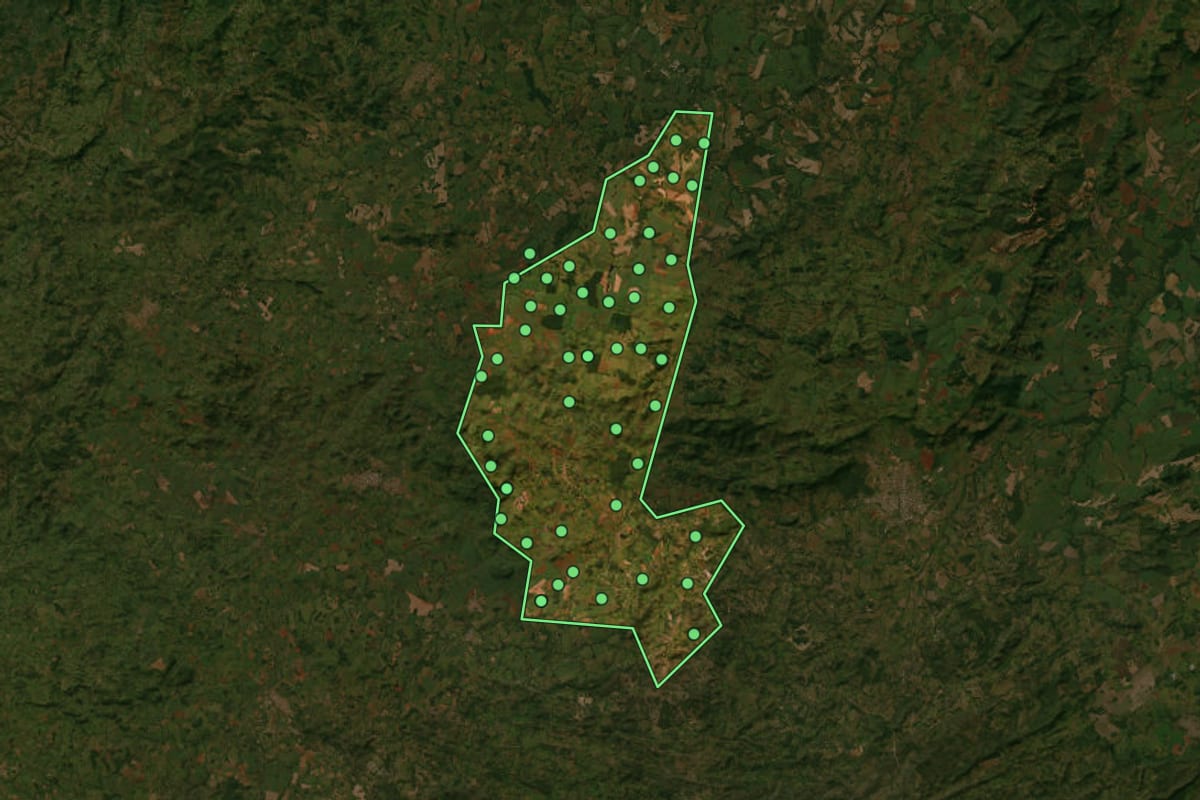 Imagem de satélite de Santa Isabel (GO), com o contorno do município e a posição dos imóveis desta página.