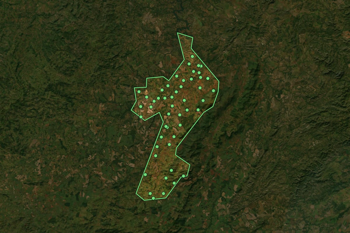 Imagem de satélite de Santa Rita do Novo Destino (GO), com o contorno do município e a posição dos imóveis desta página.