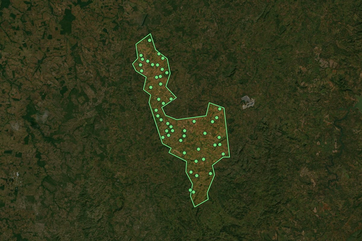 Imagem de satélite de Santa Terezinha de Goiás (GO), com o contorno do município e a posição dos imóveis desta página.