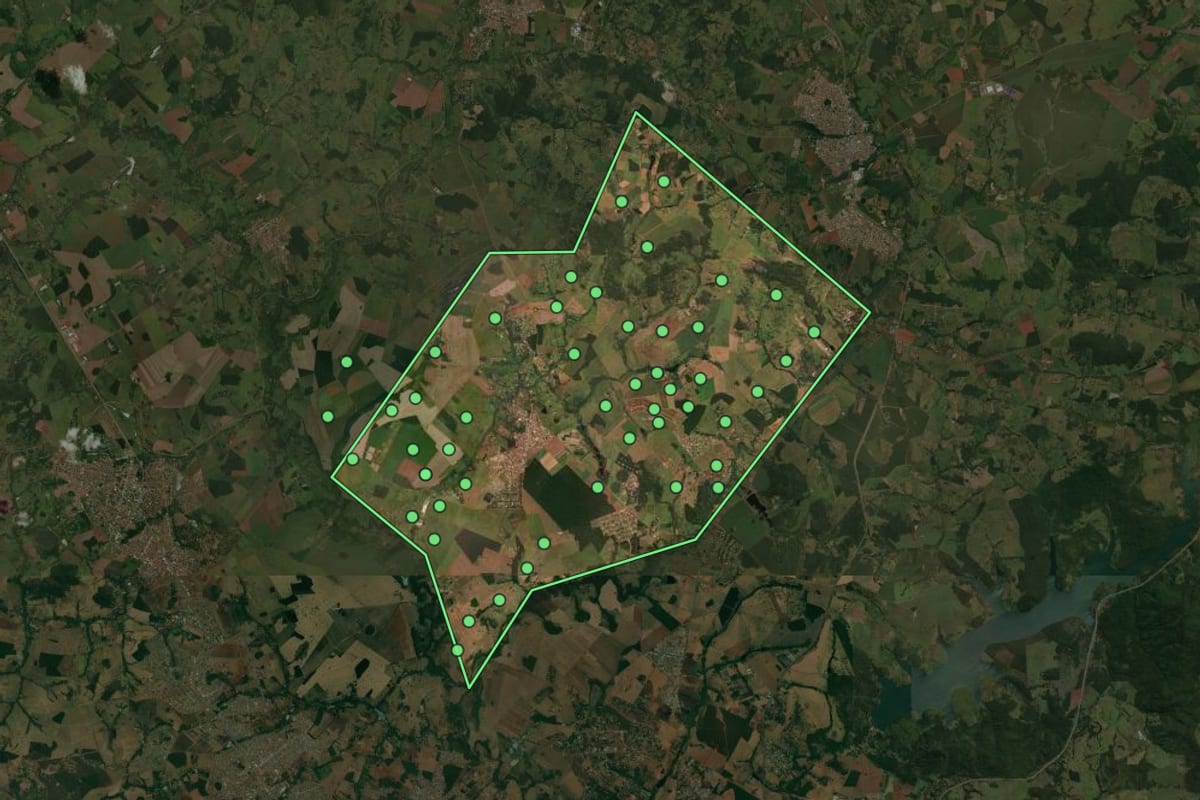 Imagem de satélite de Santo Antônio de Goiás (GO), com o contorno do município e a posição dos imóveis desta página.
