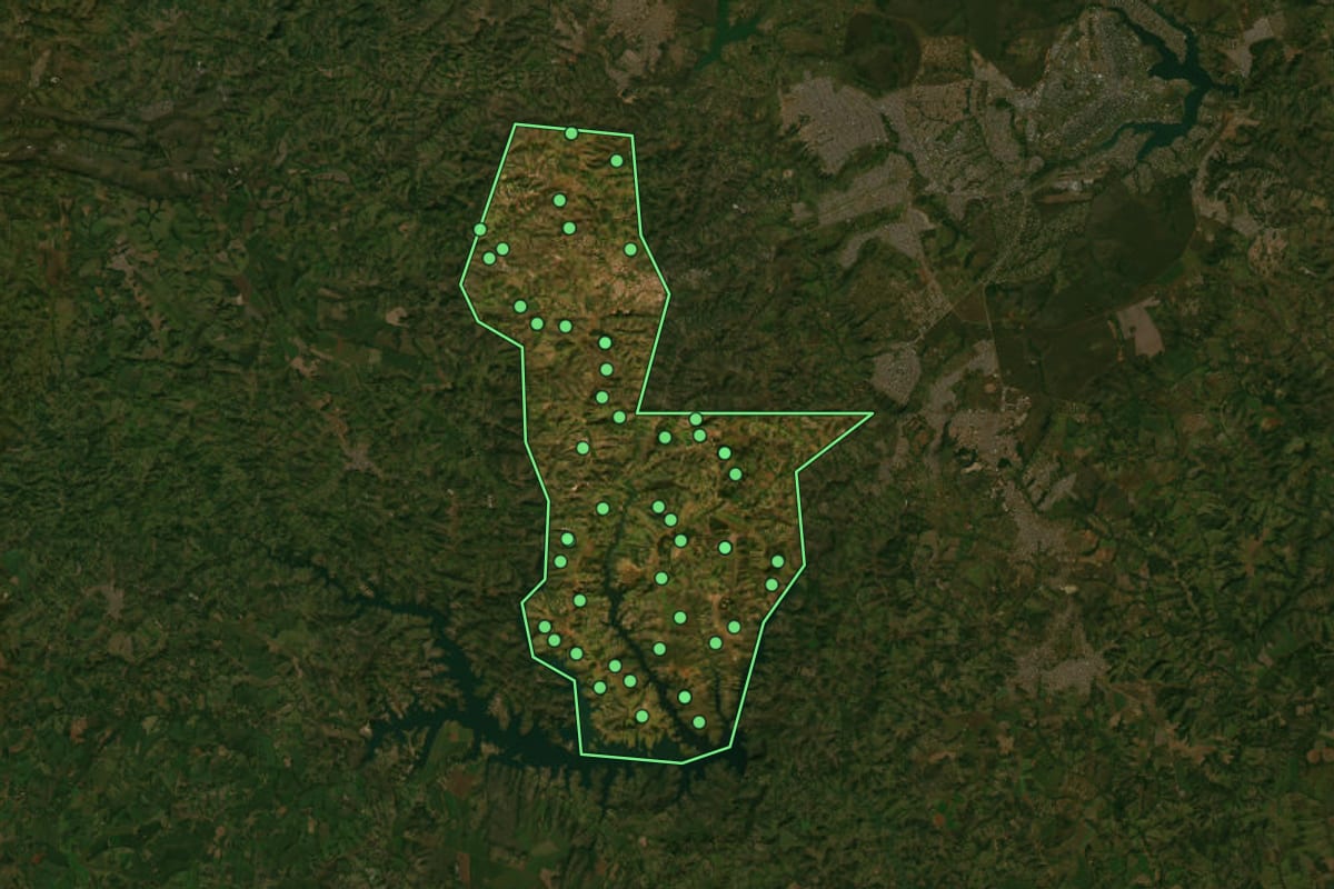 Imagem de satélite de Santo Antônio do Descoberto (GO), com o contorno do município e a posição dos imóveis desta página.