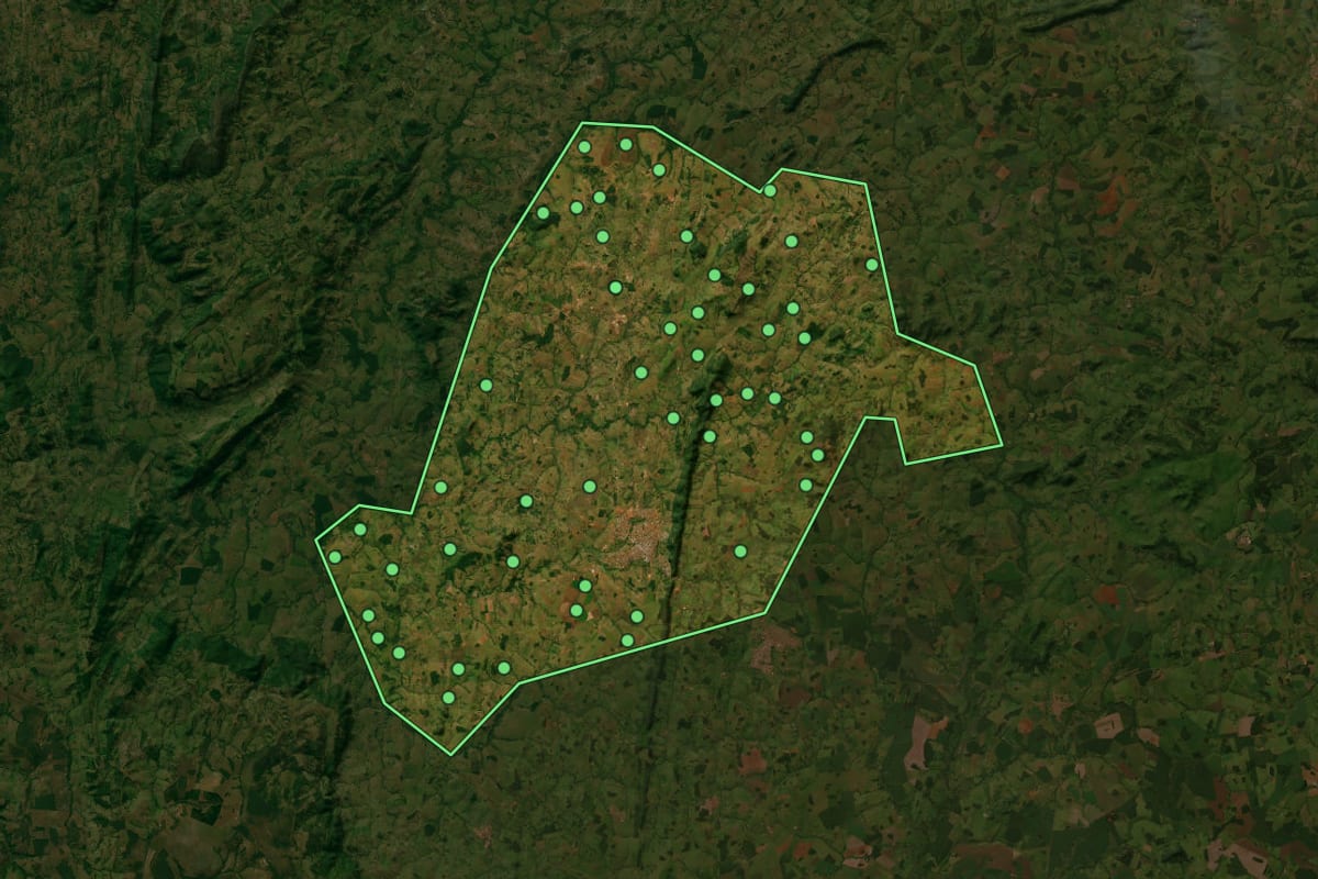 Imagem de satélite de São Luís de Montes Belos (GO), com o contorno do município e a posição dos imóveis desta página.