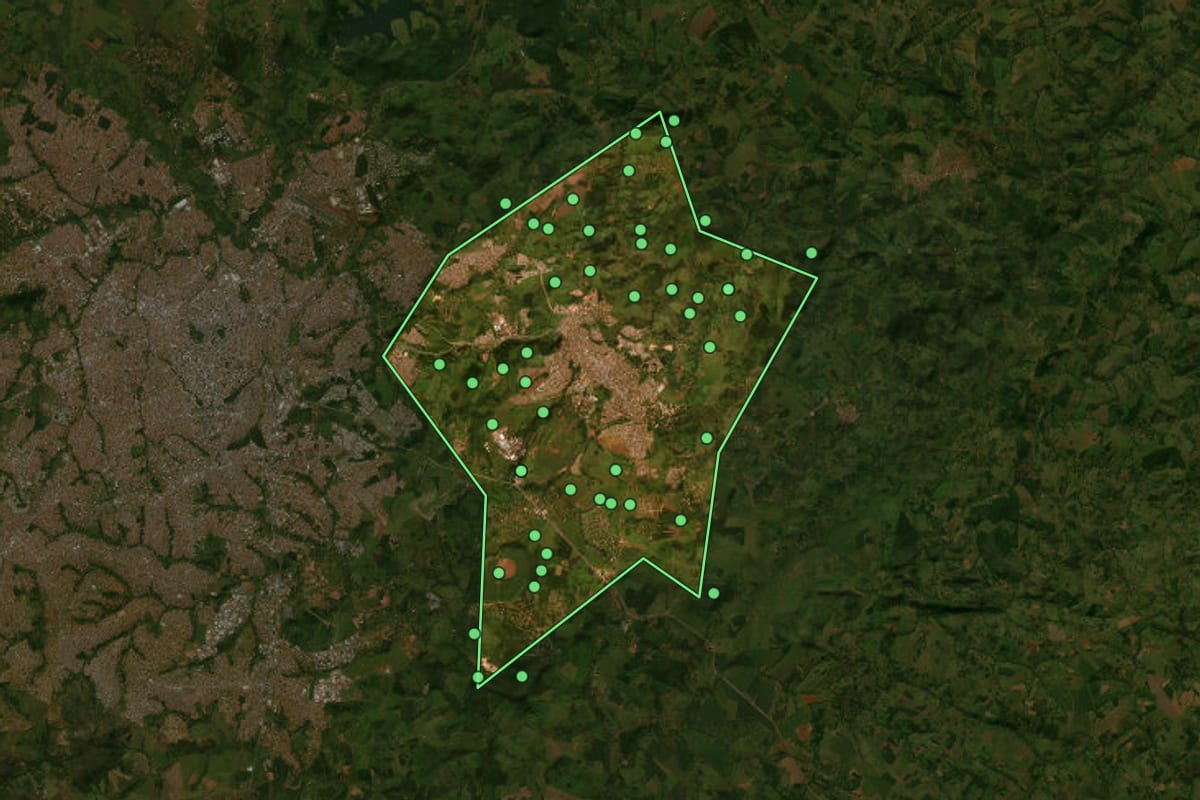 Imagem de satélite de Senador Canedo (GO), com o contorno do município e a posição dos imóveis desta página.