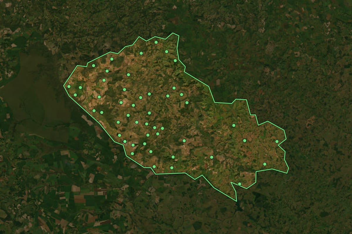 Imagem de satélite de Serranópolis (GO), com o contorno do município e a posição dos imóveis desta página.