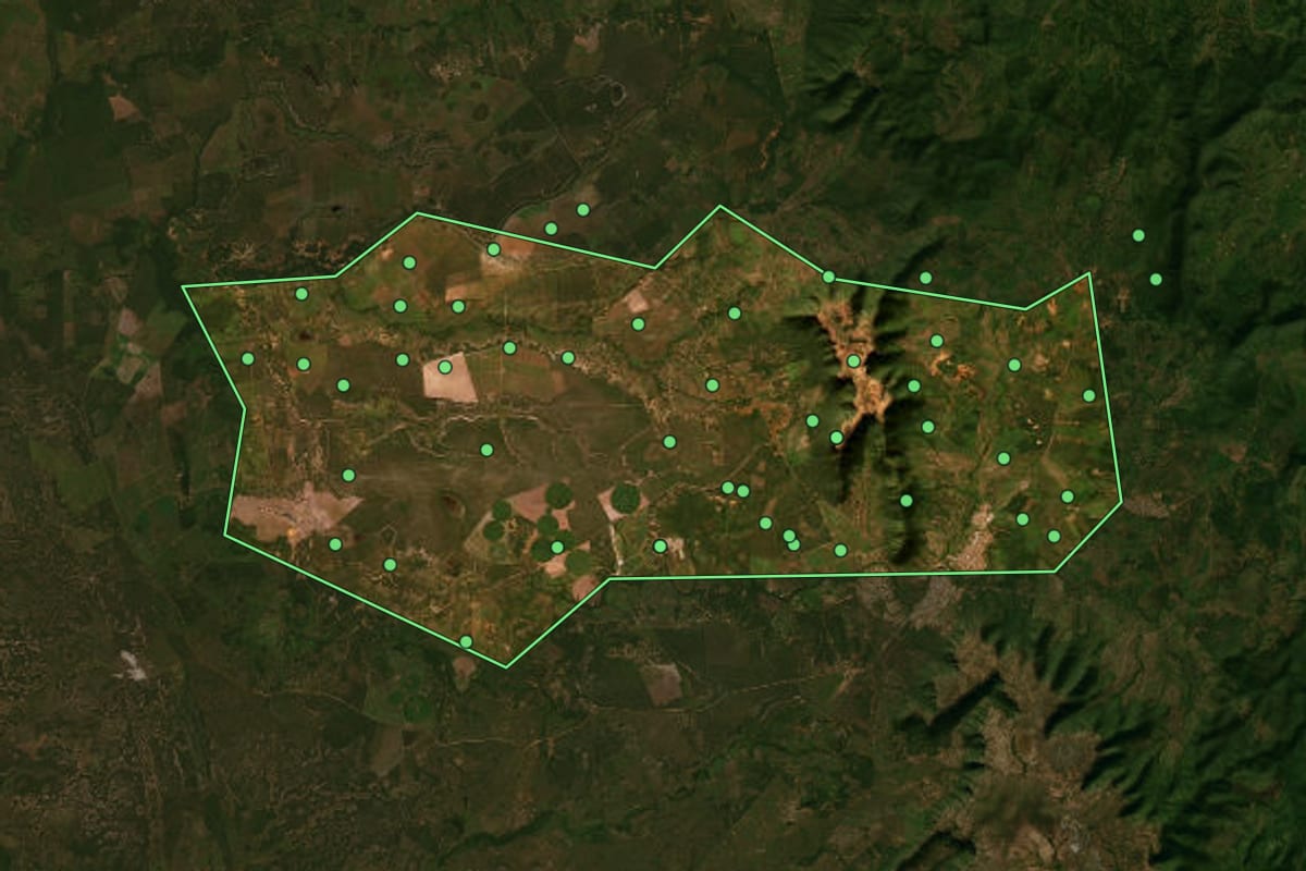 Imagem de satélite de Simolândia (GO), com o contorno do município e a posição dos imóveis desta página.