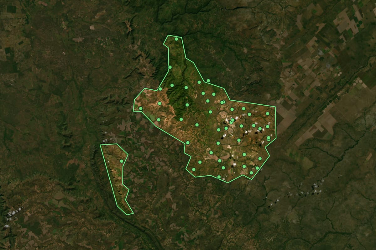 Imagem de satélite de Sítio d'Abadia (GO), com o contorno do município e a posição dos imóveis desta página.