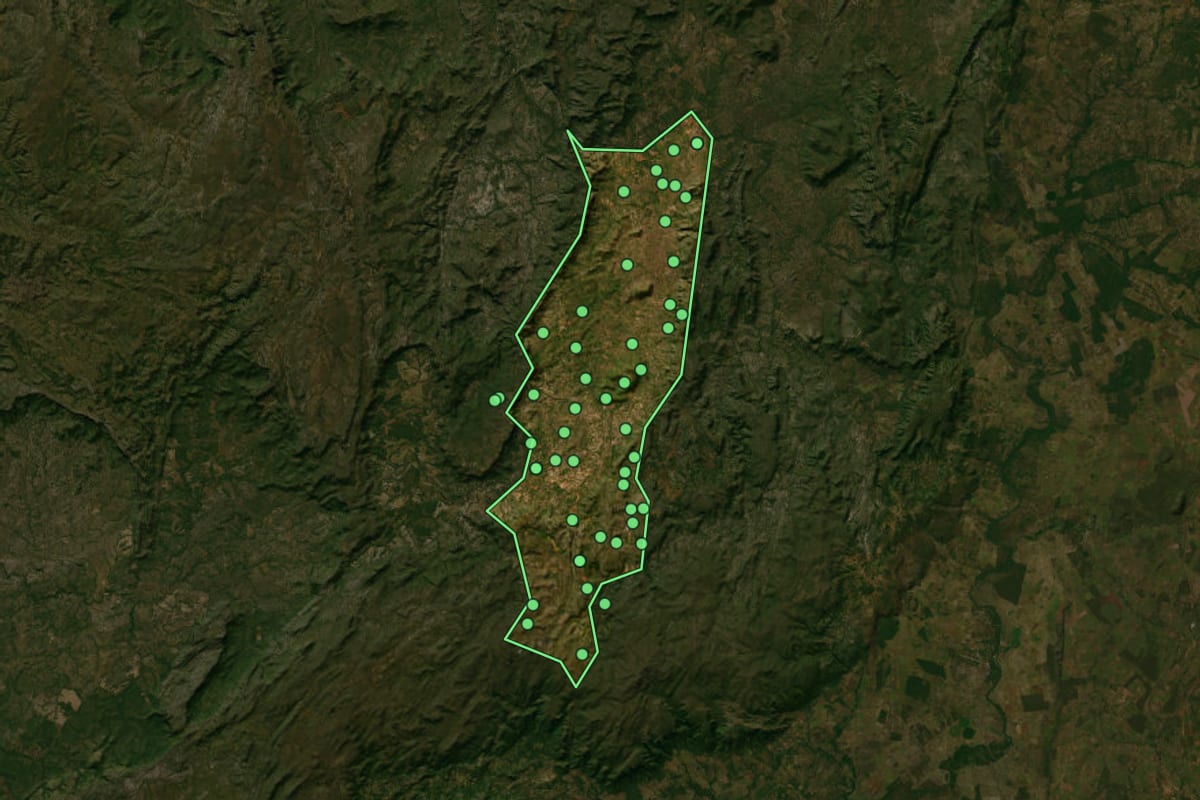 Imagem de satélite de Teresina de Goiás (GO), com o contorno do município e a posição dos imóveis desta página.