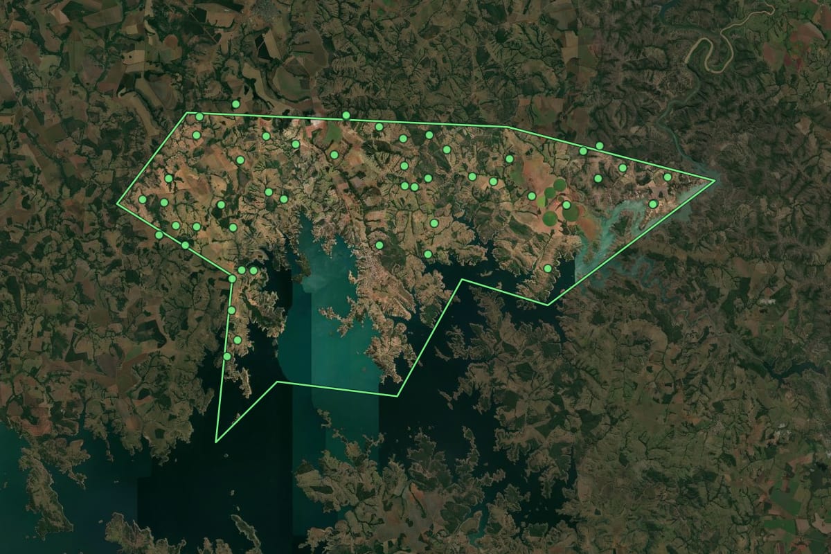 Imagem de satélite de Três Ranchos (GO), com o contorno do município e a posição dos imóveis desta página.